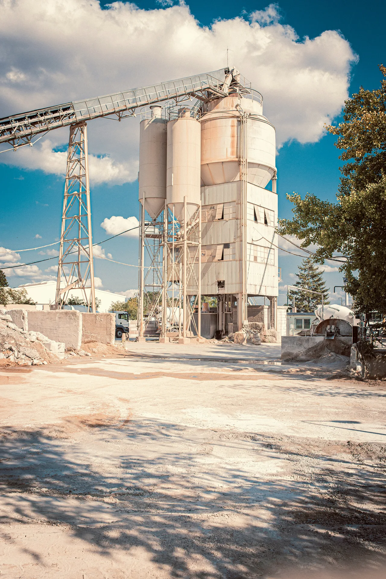 ready-mix batching plant silos serving Regina